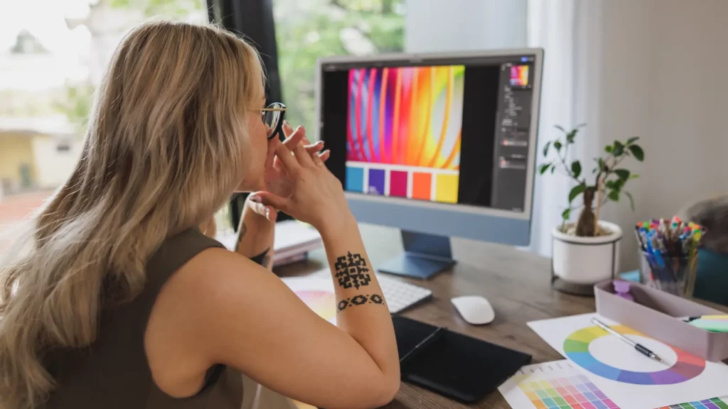 Freelance motion designer devant son ordinateur.